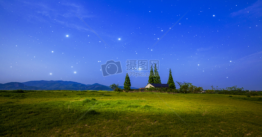 梦幻的夜空草原图片