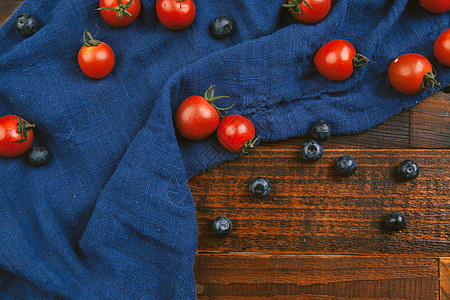 多彩果汁西红柿与蓝莓背景