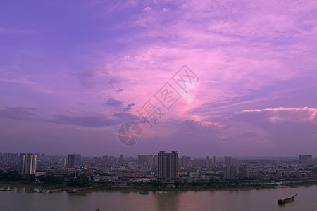 夕阳下的城市建筑图片