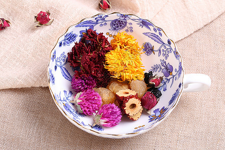 一碗瓷器里的各色菊花图片