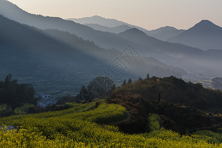 江西婺源山村晨雾图片