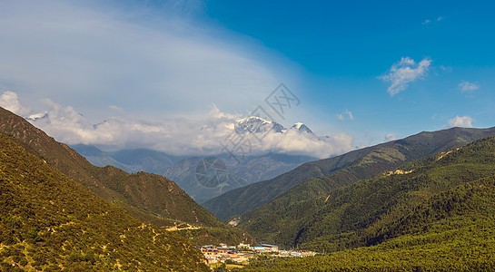 雪山下的村庄背景图片