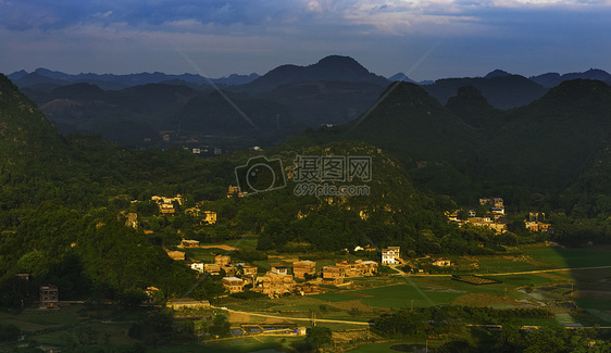 阳光下的小山村图片