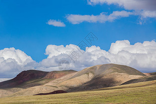 青藏线上的山丘和白云图片