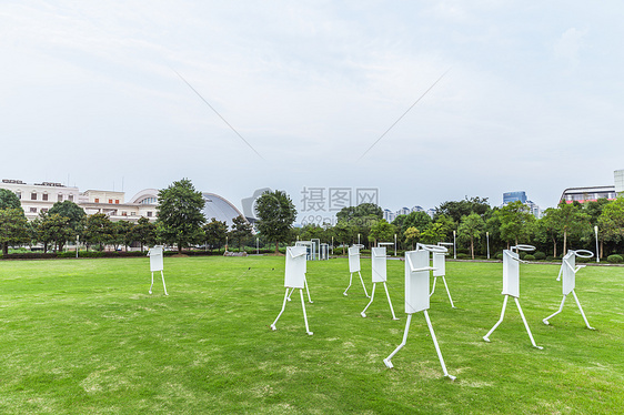 上海大学校园草地人偶工艺品图片