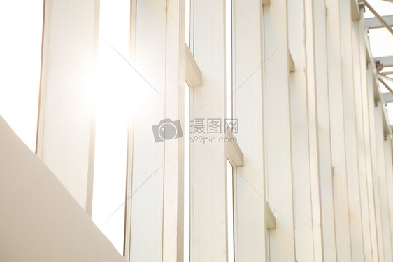 透过白色窗户的太阳光逆光