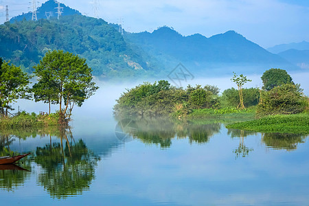 清晨的湖面图片