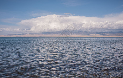 青海波寂静的青海湖背景