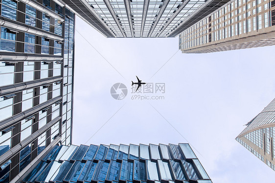 飞机飞过城市图片