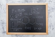 写满公式方程式的黑板图片