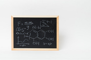 写满公式方程式的黑板图片