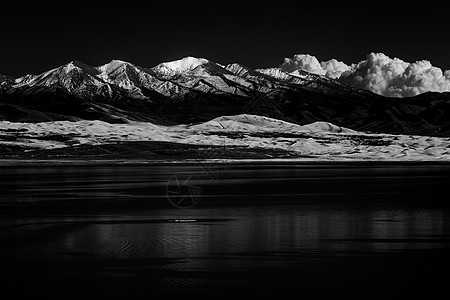 青海湖沙岛雪山黑白高清图片