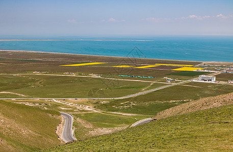 青海湖祁连山上的公路图片