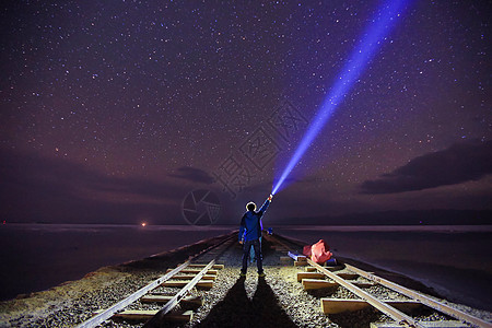 夜晚铁路星空背景