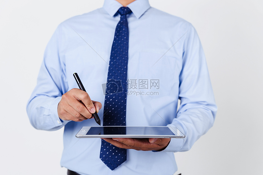 职业男性手持平板电脑书写图片