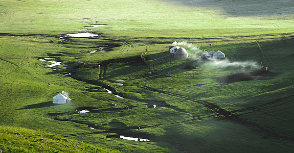 绿色代金券新疆喀拉峻草原晨光炊烟背景