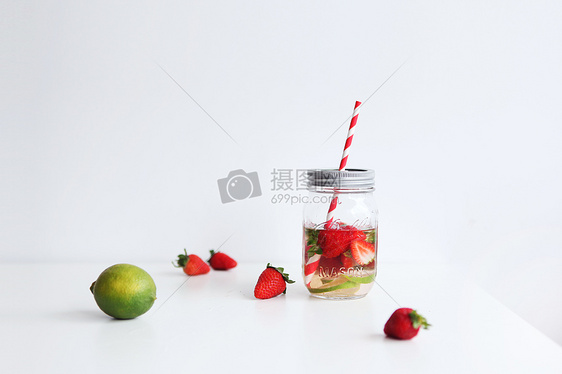 草莓柠檬梅森瓶排毒水图片
