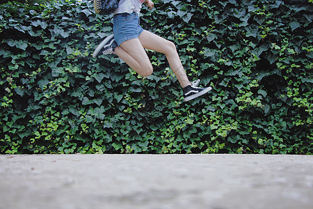 女孩跳跃图片