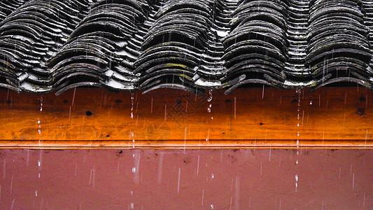 雨中的瓦片房屋特写图片