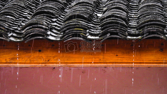 雨中的瓦片房屋特写图片