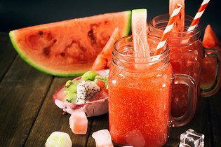 新鲜凉爽的西瓜和西瓜汁饮料图片