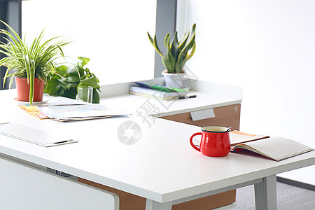 白色背景桌子办公桌上的笔记本背景