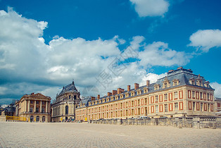 蓝天白云下的法国凡尔赛宫图片