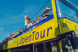 法国巴黎街头旅游观光车上的游客图片