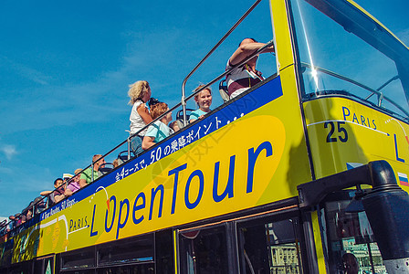 法国巴黎街头旅游观光车上的游客背景图片