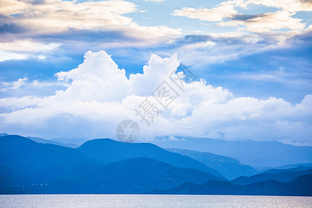 干净山峦远方的彩云背景