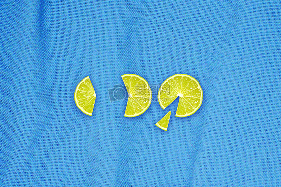 蓝色桌布上的柠檬图片