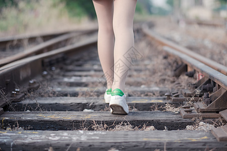 铁路上走路的女孩图片