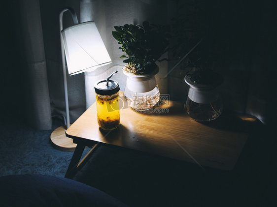 日系房间小灯和桌子图片