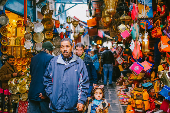 突尼斯麦地那街头的父女图片