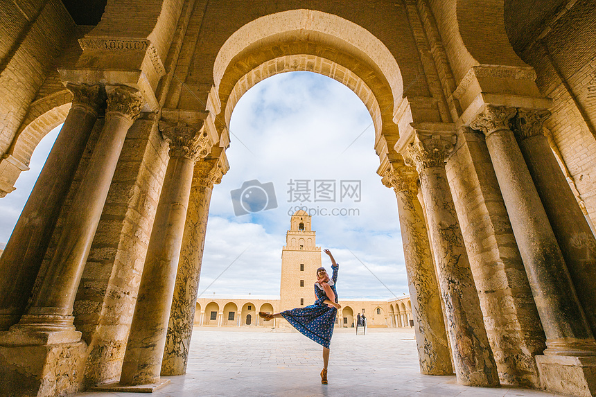 突尼斯凯鲁万奥克巴大清真寺里跳舞的女性图片