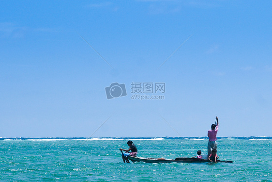 漂泊海上打渔的人图片