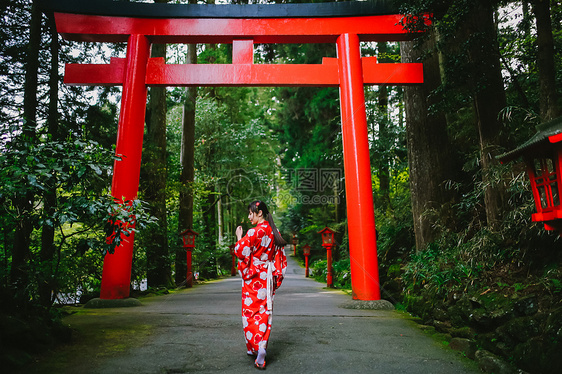 日本箱根神社和服鸟居图片