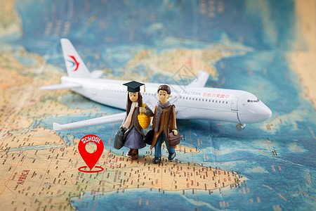 世界地图上提着行李出国留学的学生图片