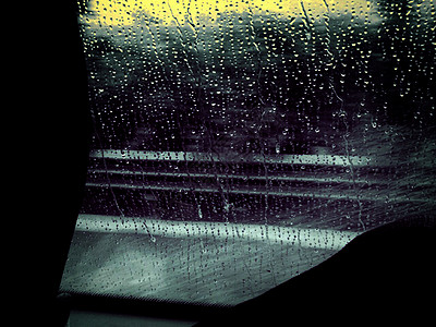 回家的路雨天挡风玻璃高清图片