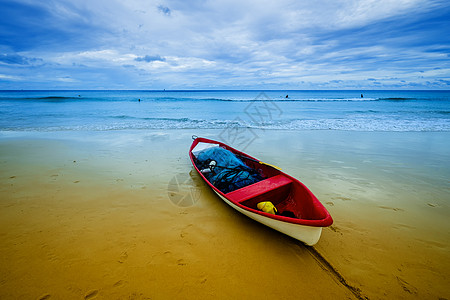 红色小船普吉岛的蓝天白云大海沙滩小船背景