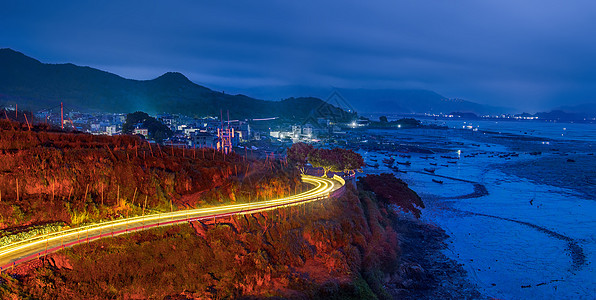 清晨，海滩边的繁忙公路高清图片