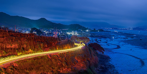 清晨，海滩边的繁忙公路图片