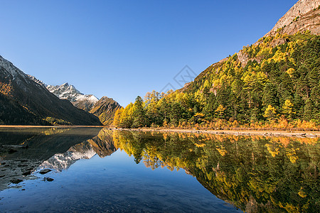 神山环绕的莲花湖图片