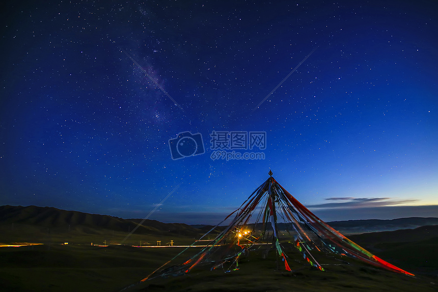 夜空下的经幡图片