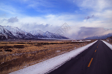 学习卡青海岗什卡雪山下的公路背景