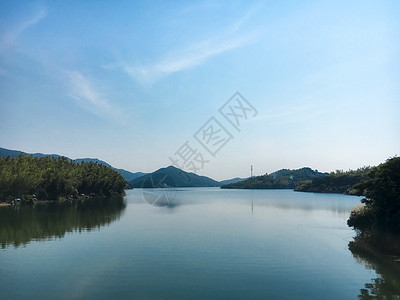 月亮和云平静的河面背景