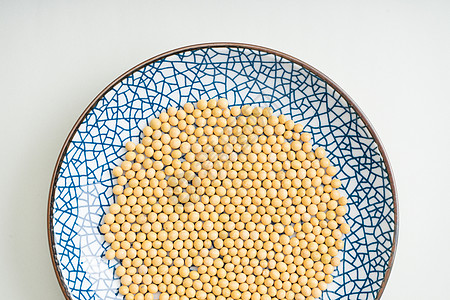 黄豆散落在盘子上图片
