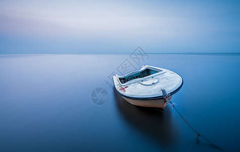 平静海中的一只小船背景图片