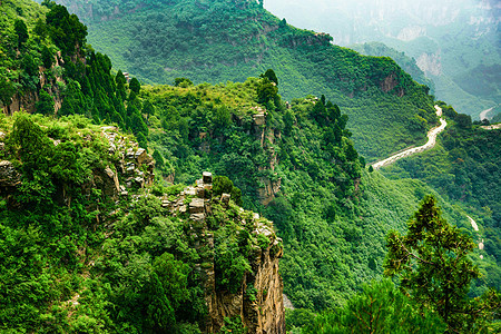 山坡上俯瞰的一条路背景图片