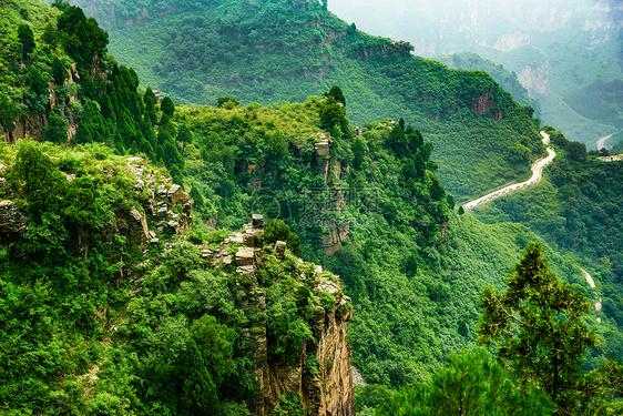 山坡上俯瞰的一条路图片